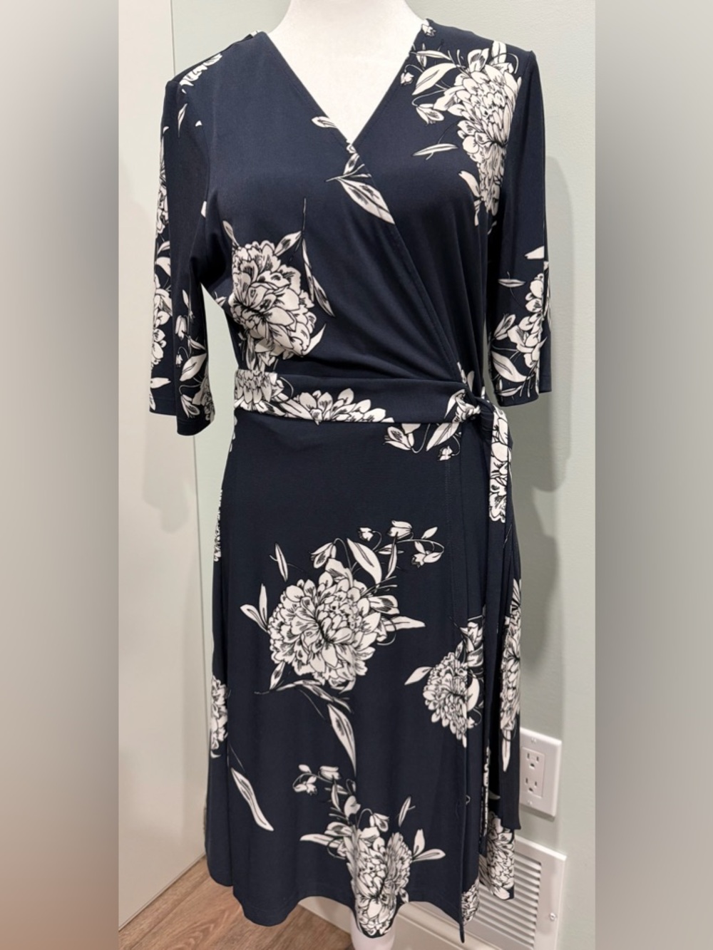 Vince Camuto Dress Size 8 A-line Wrap Blue Floral Short Sleeve Stretch FLAW